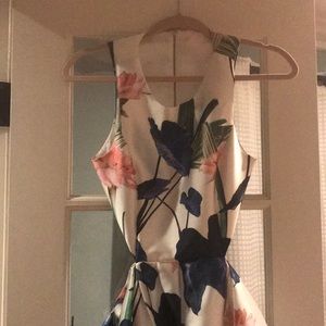 🚫 SOLD 🚫Floral print dress with cutout and exposed zipper